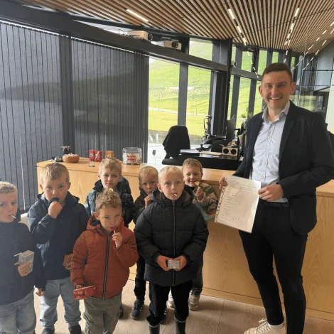 Barnagarðsdreingir við áheitan til borgarstjóran í Eysturkommunu