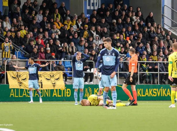HJK fekk reytt kort í Klaksvík - í kvøld fekk NSÍ útvísing uppaftur fyrr. Hetta hevur kostað dýrt (Mynd: Sverri Egholm)