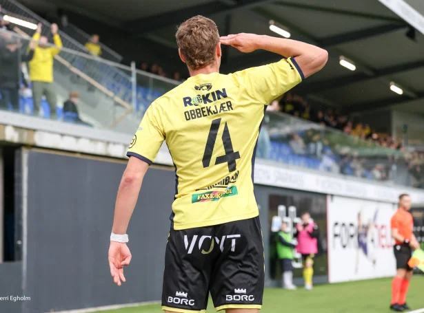 Daniel Obbekjær og hinir NSÍ'arnir mugu bíða, til teir hjá Harmun Spartans hava lent fyri at vita endaligt, um spælt verður í annaðkvøld ella ikki (Mynd: Sverri Egholm)