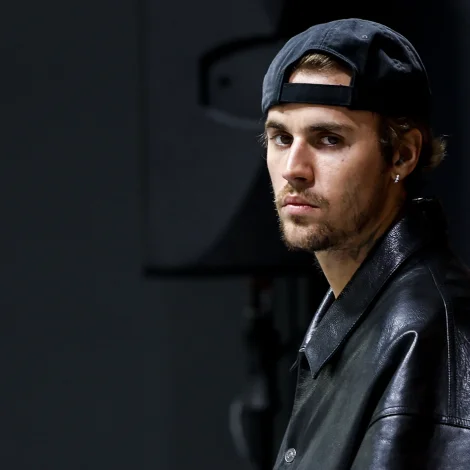 Justin Bieber við fyrstu útgávuni í fýra ár