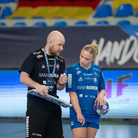 Scott Harrington hevur fyrr verið landsliðsvenjari hjá kvinnum. Her saman við Katrin Hansen (Savnsmynd: HFMontenegro)