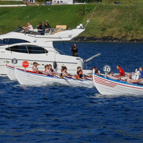 Klaksvíkingur var tað omaná á Fjarðastevnu fyri 15 døgum síðani, men við greiðum sigri á Vestanstevnu syrgdi Havnarbáturin fyri, at tað stendur 39-39 (3-3) undan ólavsøkuni. Í Havn og í Klaksvík eru tey sum vera man spent (Mynd: Jens Kr. Vang)