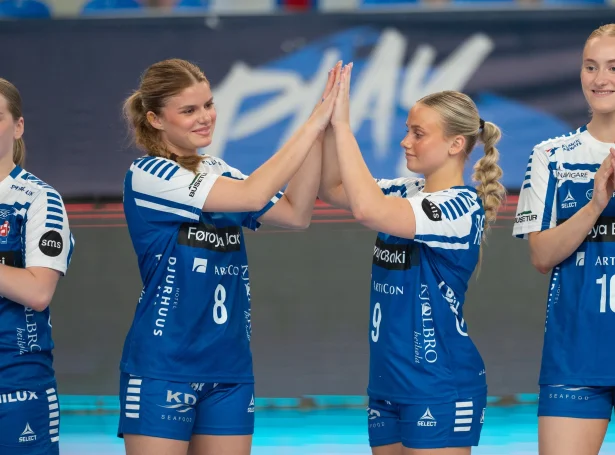 Rakul Borgarlíð Joensen og Ró Reginsdóttir hava gamaní spælt ungdómsendaspæl - nú fáa spennandi bakspælararnir høvi at sýna seg fram í dystum stutt undan EM-endaspæli (Mynd: EHF)