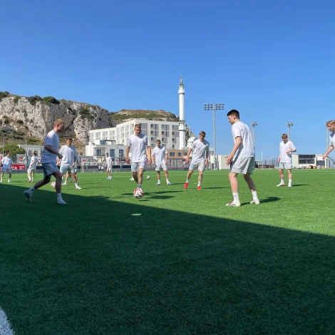 Í leguni hjá føroyameistarunum vita teir, at teir kunnu gera tað betri og vera neyvari enn í fyrra dystinum í Klaksvík týskvøldið - nú verður tað meira avbjóðandi í hitanum (Mynd: vikingur.fo)