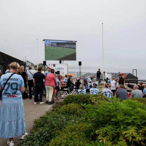 Víkinga-fjepparar hyggja eftir Champions League-útidysti fyrr í summar á stórskíggja í Syðrugøtu (Mynd: Sverri Egholm)