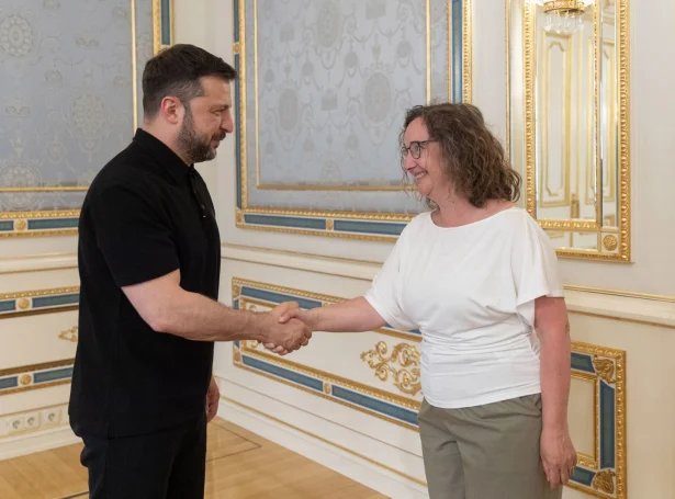 Ukrainski forsetin, Volodymyr Zelenskyj og Sirið Stenberg, landsstýriskvinna í uttanríkis- og vinnumálum (Mynd: Uttanríkis- og vinnumálaráðið)