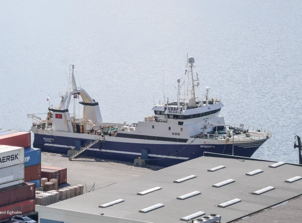 Eitt av skipunum hjá Murman SeaFood, Melkart-2, við bryggju í Norðhavnini (Savnsmynd: Sverri Egholm)
