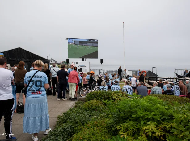 Víkinga-fjepparar hyggja eftir Champions League-útidysti fyrr í summar á stórskíggja í Syðrugøtu (Mynd: Sverri Egholm)