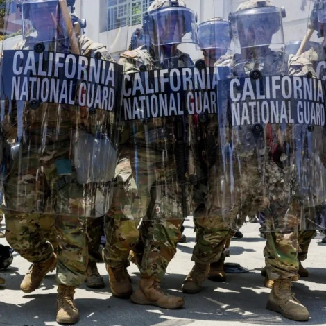 USA: 2000 herfólk úr tjóðarhirðuni fara úr Los Angeles