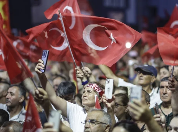 Eftir at Imamoglu varð fongslaður í mars vóru stór mótmæli í Istanbul (Mynd: EPA)