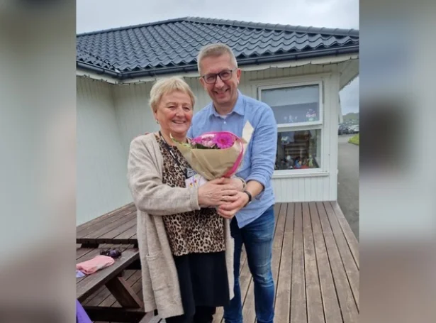 Á seinasta arbeiðsdegnum hjá Milly handaði Artur Johansen, varaborgarstjóri, henni blómutyssi frá kommununi, og frá starvsfelagum fekk hon gávu (Mynd: sjovar.fo)
