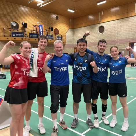 Í badminton eru Føroyar í øllum finalunum - hjá einstaklingum og hjá liðunum. Í blandaðum tvímansleiki hava vit tryggjað eitt gull, tí bæði pørini eru føroysk: Tvey føroysk pør vunnu hvør sína hálvfinalu í gjár. Sostatt verða tað Miriam í Grótinum og Rúni Øster, sum skulu dystast ímóti Sannu Thorkildshøj og Magnus Dal-Christiansen um gulli seinni í dag