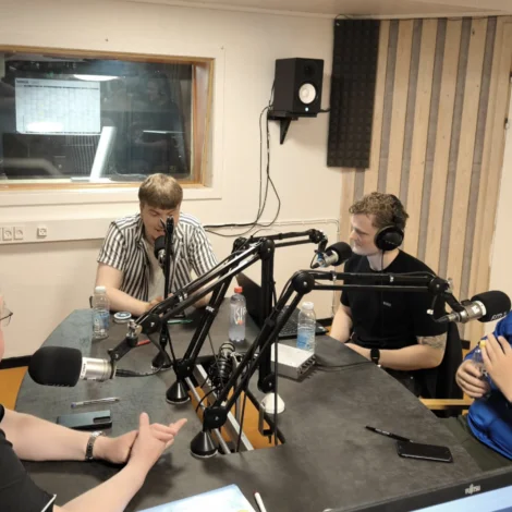 Fótbóltsskýlið verður sent beinleiðis á FM1 fríggjadagar klokkan 16.
