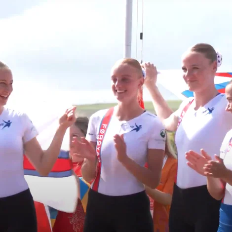 Maria Biskopstø, Elisabet Holm Simonsen, Margit Weihe Frímundsdóttir og Oddvør Josephsen fáa heiðusmerki handað (Skíggjamynd - Orkney2025 á Youtube)