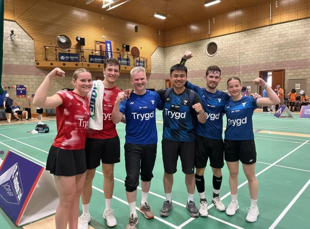 Í badminton eru Føroyar í øllum finalunum - hjá einstaklingum og hjá liðunum. Í blandaðum tvímansleiki hava vit tryggjað eitt gull, tí bæði pørini eru føroysk: Tvey føroysk pør vunnu hvør sína hálvfinalu í gjár. Sostatt verða tað Miriam í Grótinum og Rúni Øster, sum skulu dystast ímóti Sannu Thorkildshøj og Magnus Dal-Christiansen um gulli seinni í dag