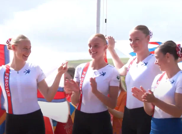 Maria Biskopstø, Elisabet Holm Simonsen, Margit Weihe Frímundsdóttir og Oddvør Josephsen fáa heiðusmerki handað (Skíggjamynd - Orkney2025 á Youtube)
