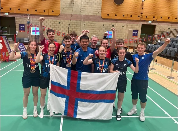 Badmintonhópurin kann fegnast eftir ein glæsiligan dag (Mynd: Badmintonsamband Føroya)