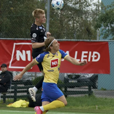 Silkeborg er stórfavorittur til uppgerðina og til hendan fyrsta dystin. KA stríðist í botninum í Íslandi. Jóan Símun Edmundsson gjørdi tó bart um vikuskiftið (Mynd: fotbolti.net)