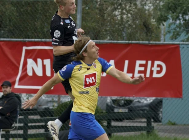 Silkeborg er stórfavorittur til uppgerðina og til hendan fyrsta dystin. KA stríðist í botninum í Íslandi. Jóan Símun Edmundsson gjørdi tó bart um vikuskiftið (Mynd: fotbolti.net)