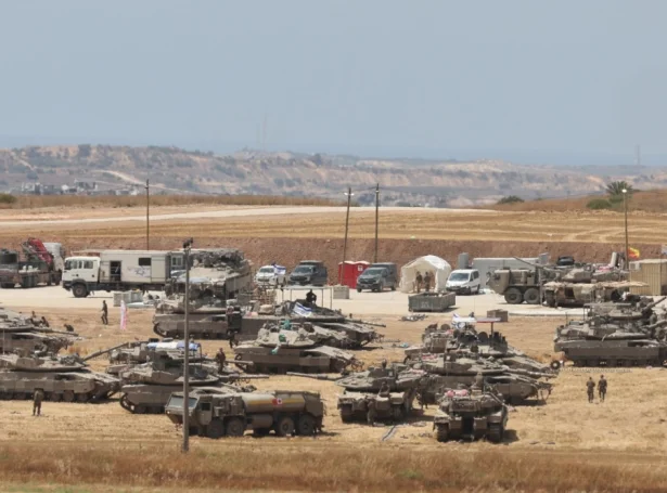 Ísraelskir stríðsvognar við markið til Gaza 14. mai (Mynd: EPA)