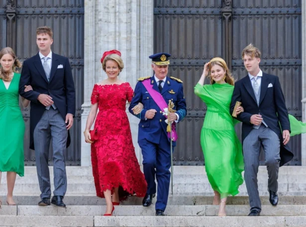 Phillipe kongur avmyndaður í dag saman við Mathilde drotning og teirra fýra børnum: Eleonore prinsessu og Gabriel prinsi til vinstru og Elisabeth krúnprinsessu og Emmanuel prinsi til høgru (Mynd: EPA)