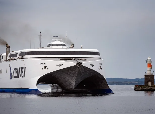 Ein av núverandi stóru tvíkiljunum hjá Molslinjen á veg inn í Aarhus havn
