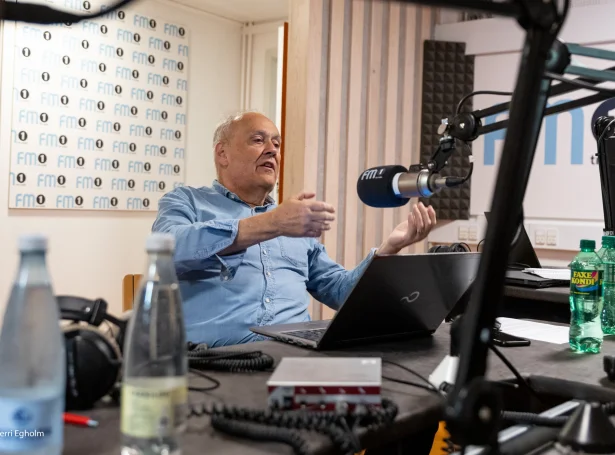 Klokkan 16 vitja tey bæði Árna Gregersen, sum millum annað fer at forhoyra forfólkini um høvuðsevnini í valskránum (Mynd: Sverri Egholm)