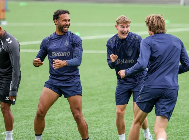 Brøndby-hópurin vandi á Tórsvølli í gjár. Í kvøld brestir hann saman við HB, og lagt er upp til, at tað kókar uttanfyri vøllin (Mynd: Sverri Egholm)