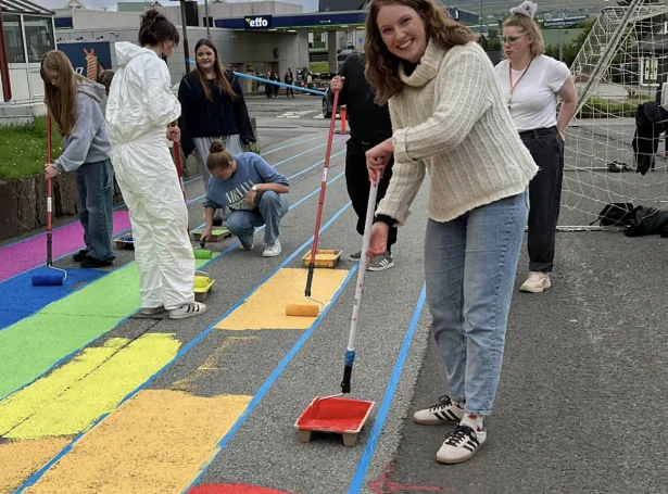 Borgarstjórin í Tórshavnar kommunu, Elsa Berg, hjálpti til at mála (Mynd: LGBT+ Føroyar)