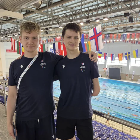 Andrias Mellemgaard saman við venjara sínum úr Havnar Svimjifelag, Fríða Dam Lindberg (Mynd: Parasport Føroyar)