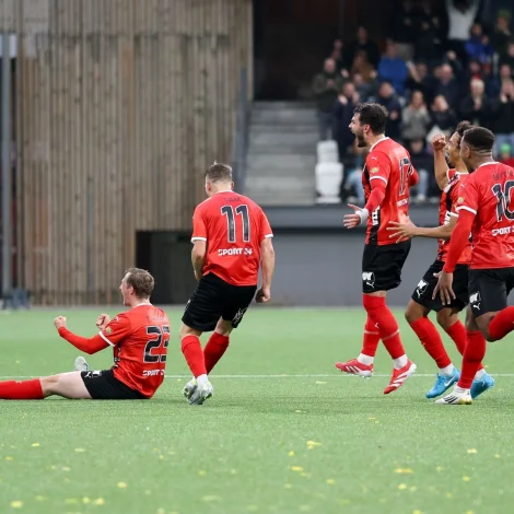 Stórur HB-fagnaður eftir 1-1 málið hjá Jákupi Thomsen í 89. minutti (Mynd: Sverri Egholm)