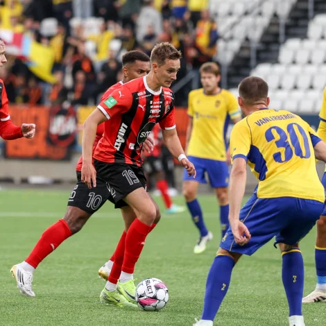 Emil Grønn Pedersen skoraði sítt landskappingarmál nummar 20 í dag. Áleyparin hevur verð glóðheitur seinastu mánaðirnar - spurningurin er so, um HB aftur byrjar í 2. umfari í Conference League næsta ár. Og um norski áleyparin spælir við HB aftur í 2026 (Savnsmynd: Sverri Egholm)