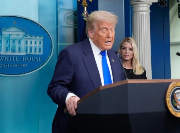 Pam Bondi, løgmálaráðkvinna, lurtar her eftir meðan Donald Trump heldur røðu (Savnsmynd: EPA)