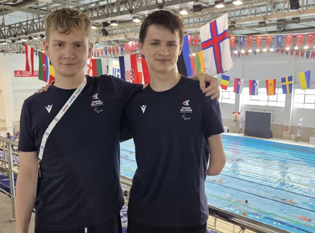 Andrias Mellemgaard saman við venjara sínum úr Havnar Svimjifelag, Fríða Dam Lindberg (Mynd: Parasport Føroyar)