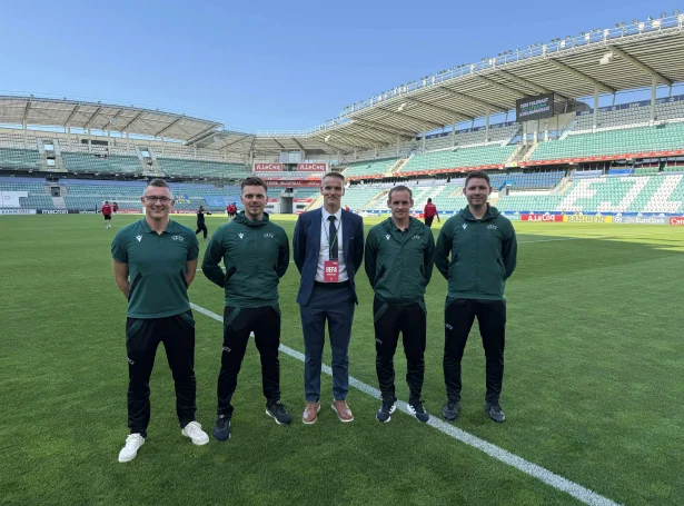 Dan Højgaard, Heini Ziskason Viðoy, Jóhan Hendrik Ellefsen og Jógvan Breckmann saman við einum UEFA-umboði á tjóðarleikvøllinum í Tallinn