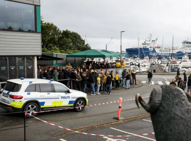 Eins og tá Brøndby-fjepparar myndaðu býin beint fyri ólavsøku, so verður løgreglan eisini sjónlig, nú kroatiskir fjepparar koma hendan vegin (Mynd: Sverri Egholm)