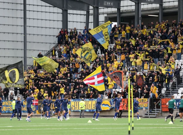 Brøndby--fjepparar, her á Tórsvølli í 2. umfari móti HB, kundu stórfegnast í kvøld (Mynd: Sverri Egholm)