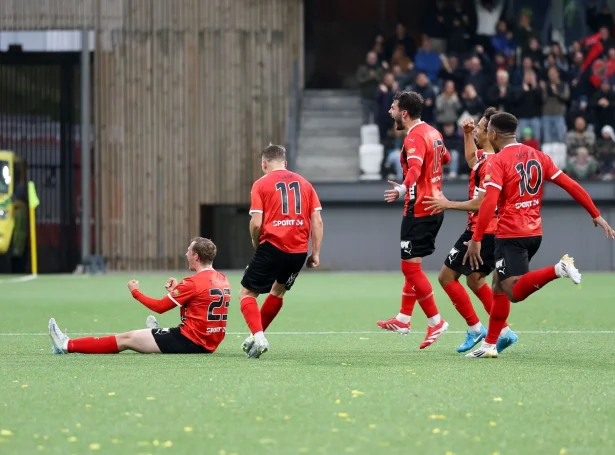 Stórur HB-fagnaður eftir 1-1 málið hjá Jákupi Thomsen í 89. minutti (Mynd: Sverri Egholm)