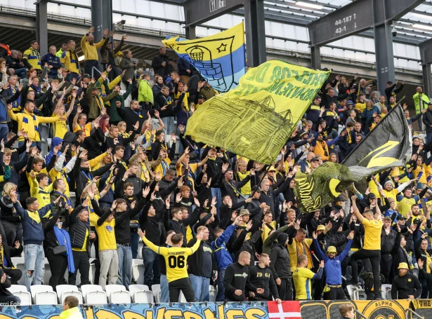 Teir larmaðu nógv, men sum heild var friðarligt hjá Brøndby-fjepparunum (Mynd: Sverri Egholm)