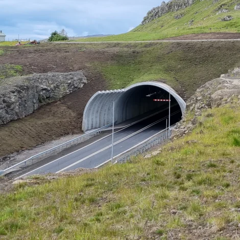 Lastbilur tók í hæddarbummin í Húsareynstunlinum