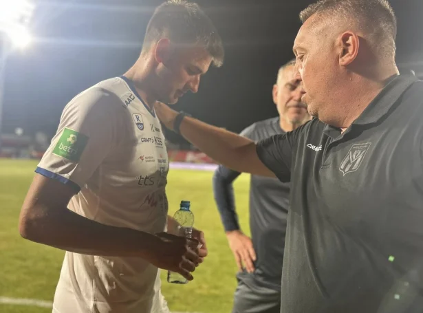 Ein troyttur men rímiliga nøgdur liðformaður saman við Magnusi Powell eftir málleysa javnleikin í Serbia í gjárkvøldið (Mynd: Klaksvíkar Ítróttafelag)