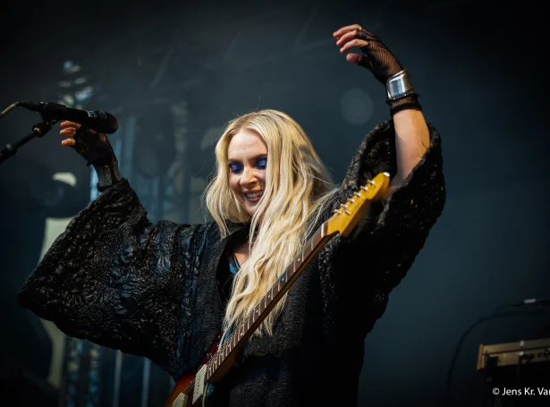 Eivør Pálsdóttir á Tórsferst í fjør. Ein føroyskur bólkur og føroysk framleiðsla standa aftanfyri gøtukvinnuna (Mynd: Jens Kr. Vang)