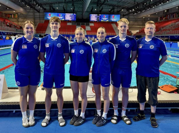 HM-hópurin, við toymi, við kappingarhylin: Barbara Debes (liðleiðari), Isak Brisenfeldt, Bjarta í Lágabø, Lea Osberg Højsted, Líggjas Joensen og Rúni Gaardbo, venjari (Mynd: svimjing.com)
