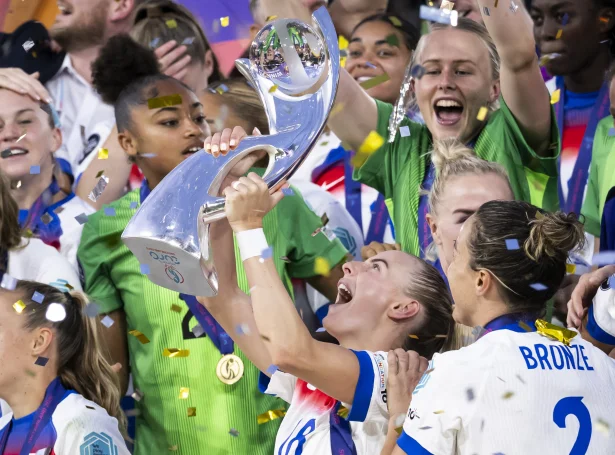Chloe Kelly úr Arsenal avgjørdi bæði hálvfinaluna og finaluna. Her lyftir áleyparin EM-steypið í Sveis (Mynd: EPA)