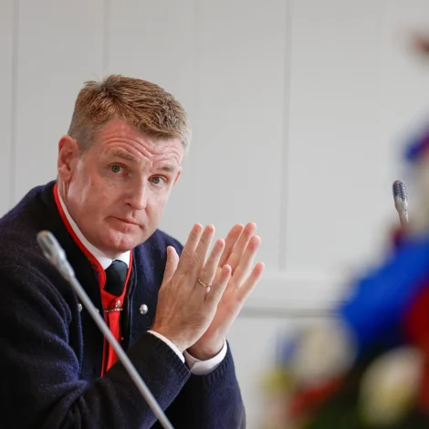 Viðgerðin av løgmansfrágreiðingini heldur fram í dag