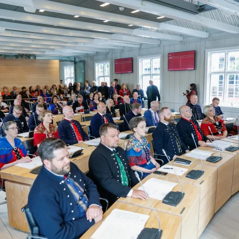 Tingfundur verður aftur hósdagin