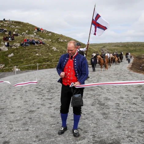 Hans Vilhlem klippir bandið á nýggju ríðibreytini í Havnardali (Mynd: Sverri Egholm)