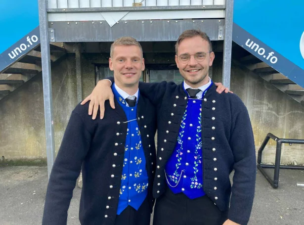 Ári Mohr Jónsson saman við Gestur Bogason Dam í Gundadali í gjár - teir eru javngamlir og vóru liðfelagir í ungdómsárum í HB. Gestur var ein av mongu perónunum, sum Ári heilsaði uppá ólavsøkuaftan undan fráferð til Danmarkar