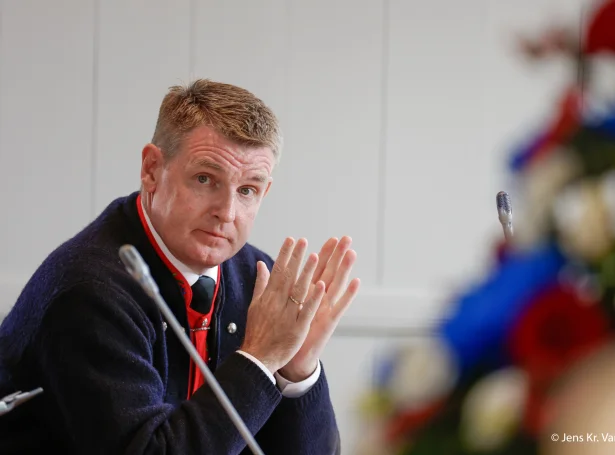 Aksel V. Johannesen hevði orðið í beint yvir hálvan tíma í gjár, tá tingsetn fór í gongd. Næsta punkt er, at løgtingið skal viðgerða tað, sum kom fram á tingsins røðarapalli á ólavsøku (Mynd: Jens Kr. Vang)
