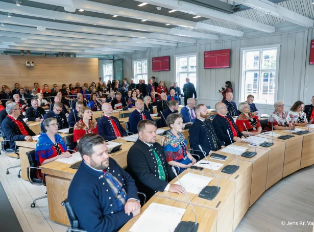Nú verður herjað á av nýggjum, og í ólavsøkurøðuni kom løgmaður fram við málum, sum samgondan helst skal náa næstu mánaðirnar (Mynd:Jens Kr. Vang)